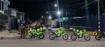La hipótesis preliminar indica que dos personas en motocicleta habrían arrojado el artefacto explosivo contra la propiedad y luego huyeron -crédito Policía