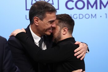 Pedro Sánchez abraza al presidente