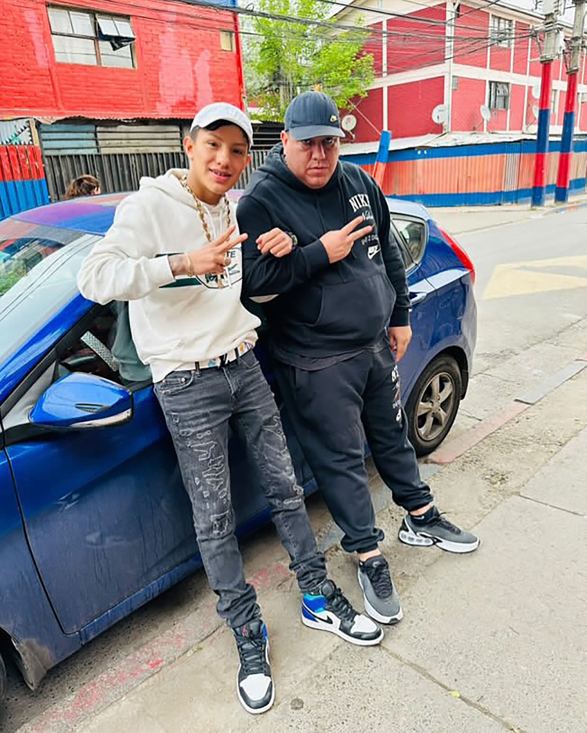 La foto con la que homenajeó a su padre, asesinado el año pasado: Carlos Acevedo Ramírez, conocido como el Guatón Mutema (@dehilanofficial)