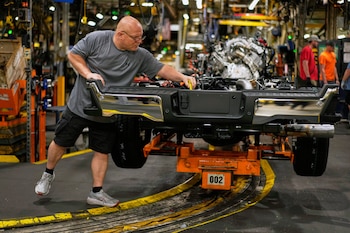 Un técnico de ensamblado de vehículos trabaja en la planta de camiones de Ford Motor Company en Kentucky, el miércoles 30 de abril de 2025, en Louisville, Kentucky (AP Foto/Carolyn Kaster)