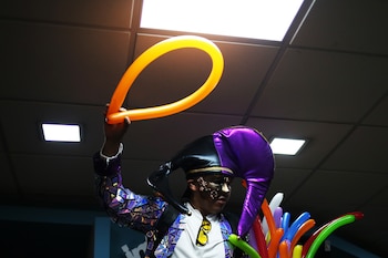 Un arlequín baila durante el