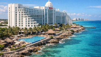 México investiga 16 hoteles de Quintana Roo por brote de ciclosporiasis tras alerta del Reino Unido