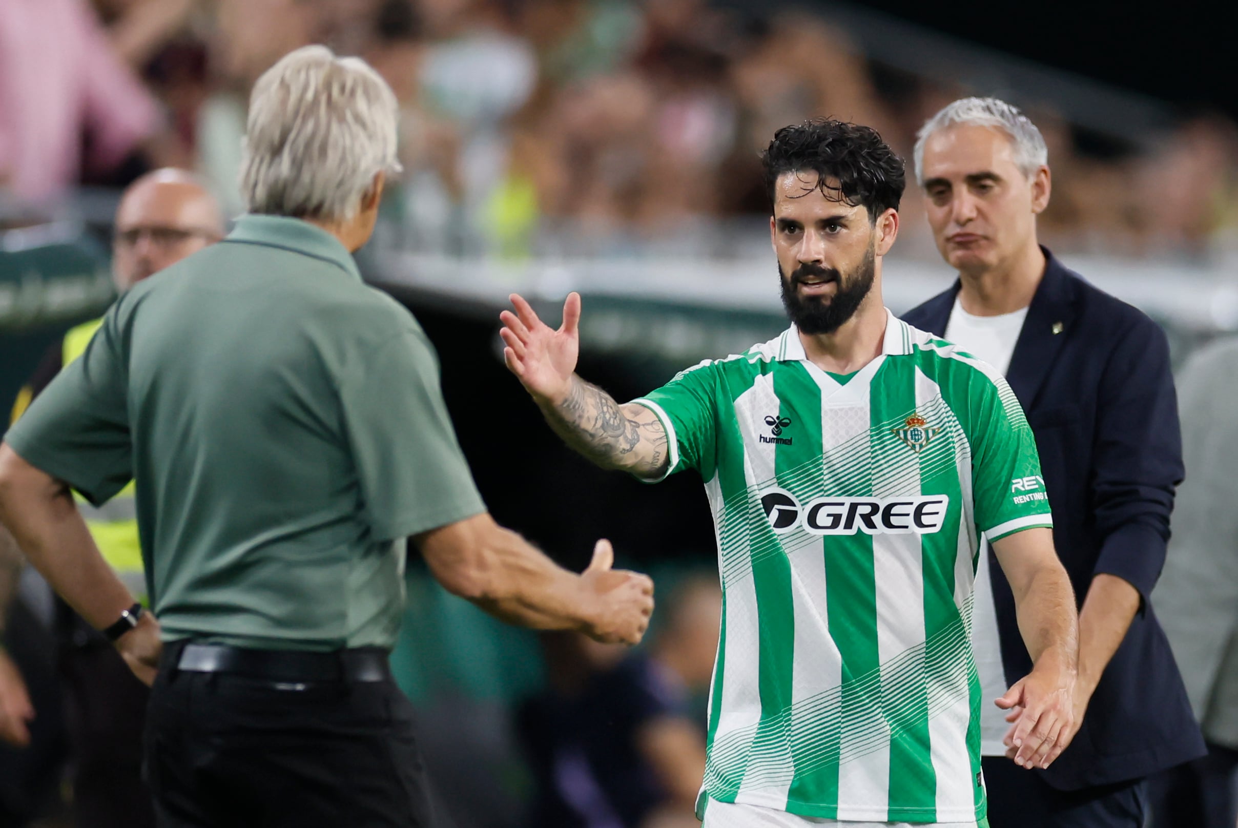 Fidalgo entró al minuto 60 por Isco tras la expulsión de Ethan Mbappé y asumió el plan de asegurar la posesión con un jugador más. EFE/José Manuel Vidal
