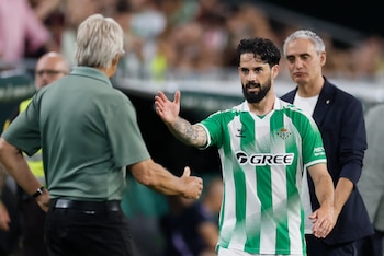 Fidalgo entró al minuto 60 por Isco tras la expulsión de Ethan Mbappé y asumió el plan de asegurar la posesión con un jugador más. EFE/José Manuel Vidal