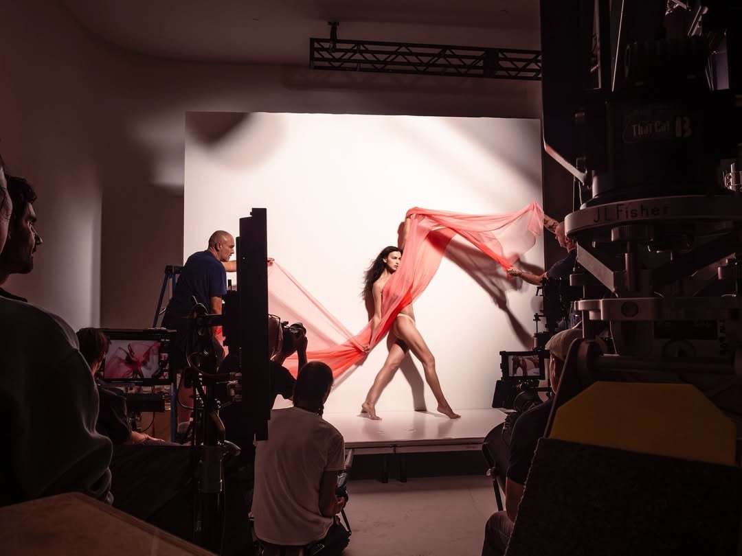 Irina Shayk es una de las figuras centrales de la edición 2026, cuya presencia anticipa tomas memorables y alta moda (@pirelli)