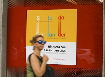 Una mujer pasa junto a