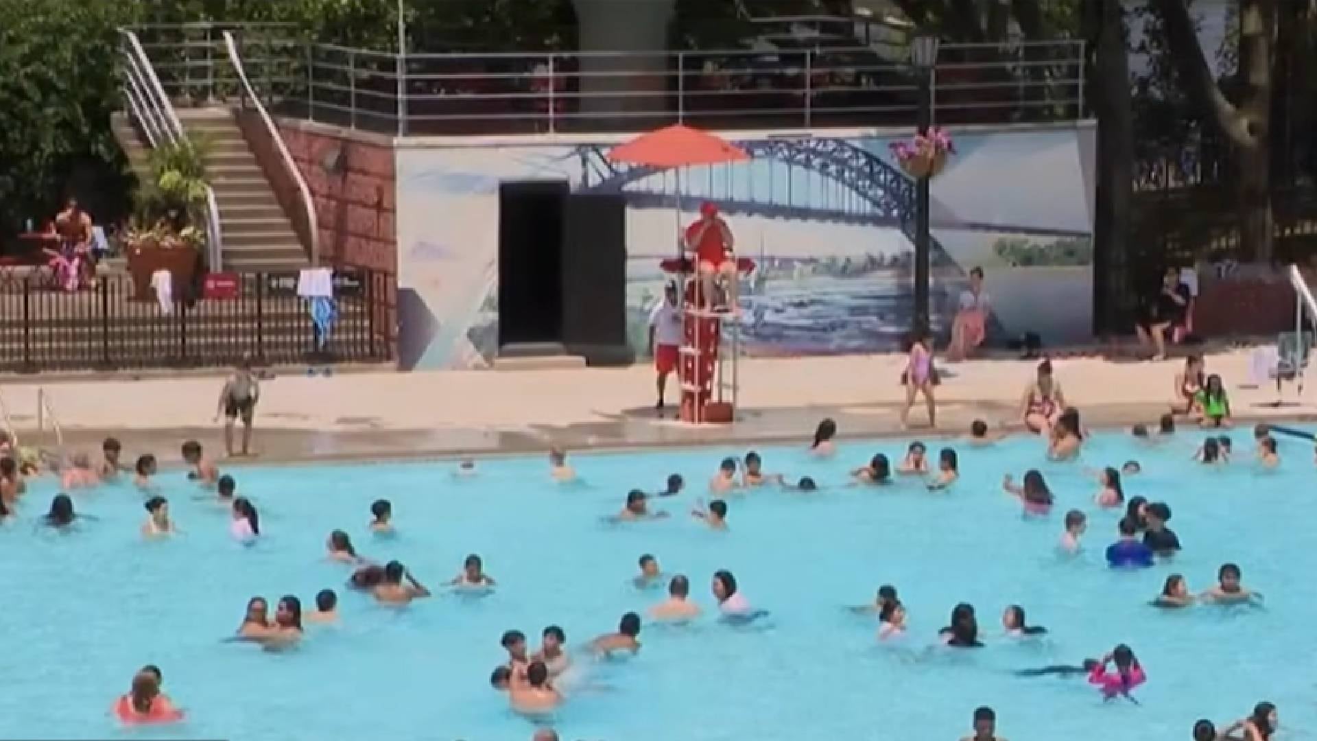 Las piscinas municipales de Nueva York funcionan todos los días de 11 a 19, con un cierre de 15 a 16 por limpieza obligatoria (CBS)