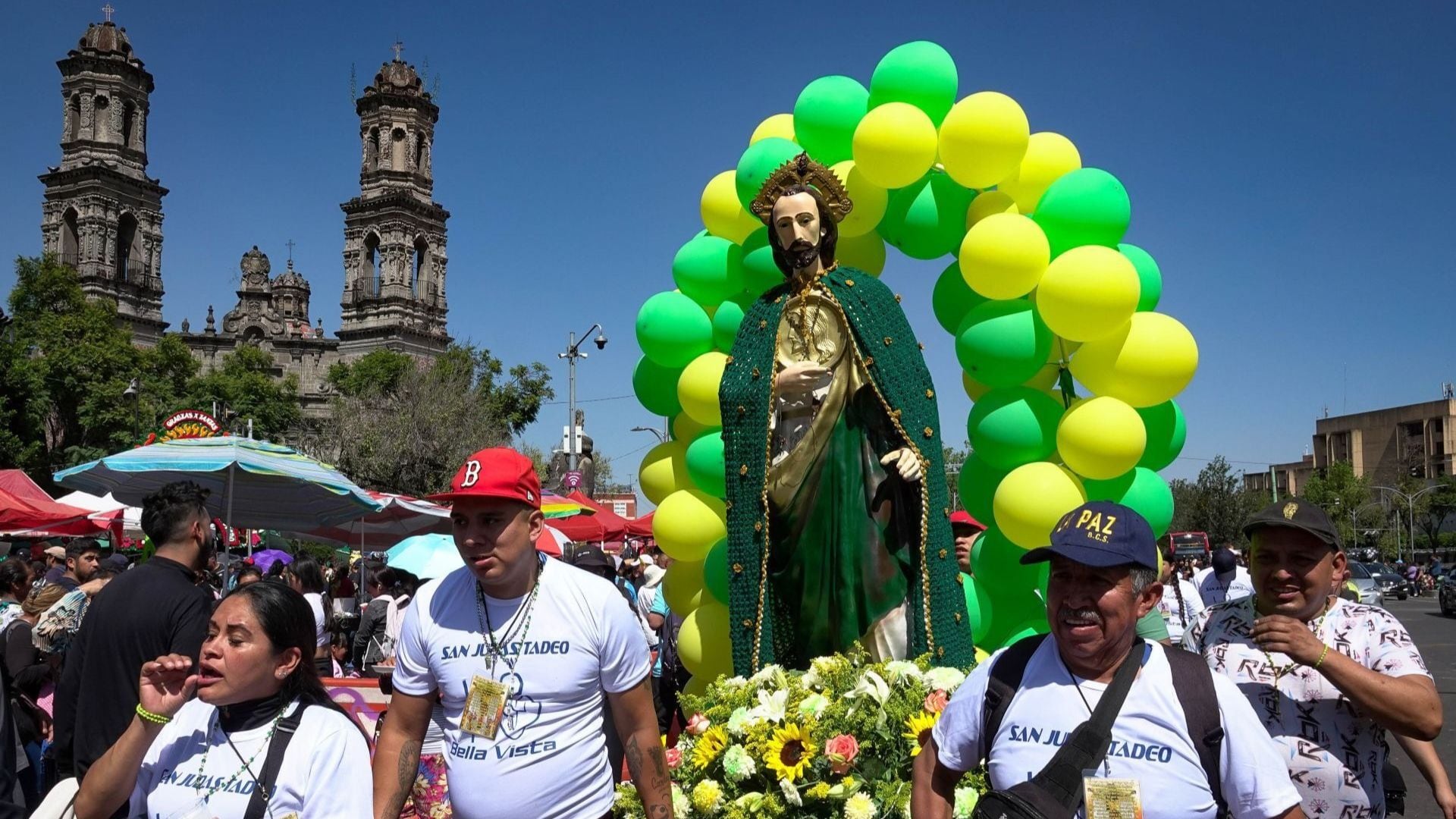 Automovilistas enfrentan dos cierres simultáneos en el corredor de Paseo de la Reforma: la peregrinación a San Hipólito y el Show Run de la escudería Cadillac.(FOTO:ROGELIO MORALES /CUARTOSCURO.COM)