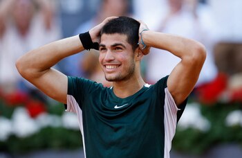 Alcaraz con las manos en