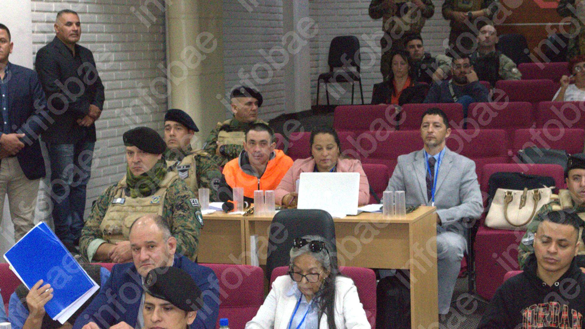 El abogado Ricardo Osuna, de saco azul, junto a Emerenciano Sena, que se cubrió con un cuaderno para evitar ser fotografiado (Foto/Edgardo Aguirre)