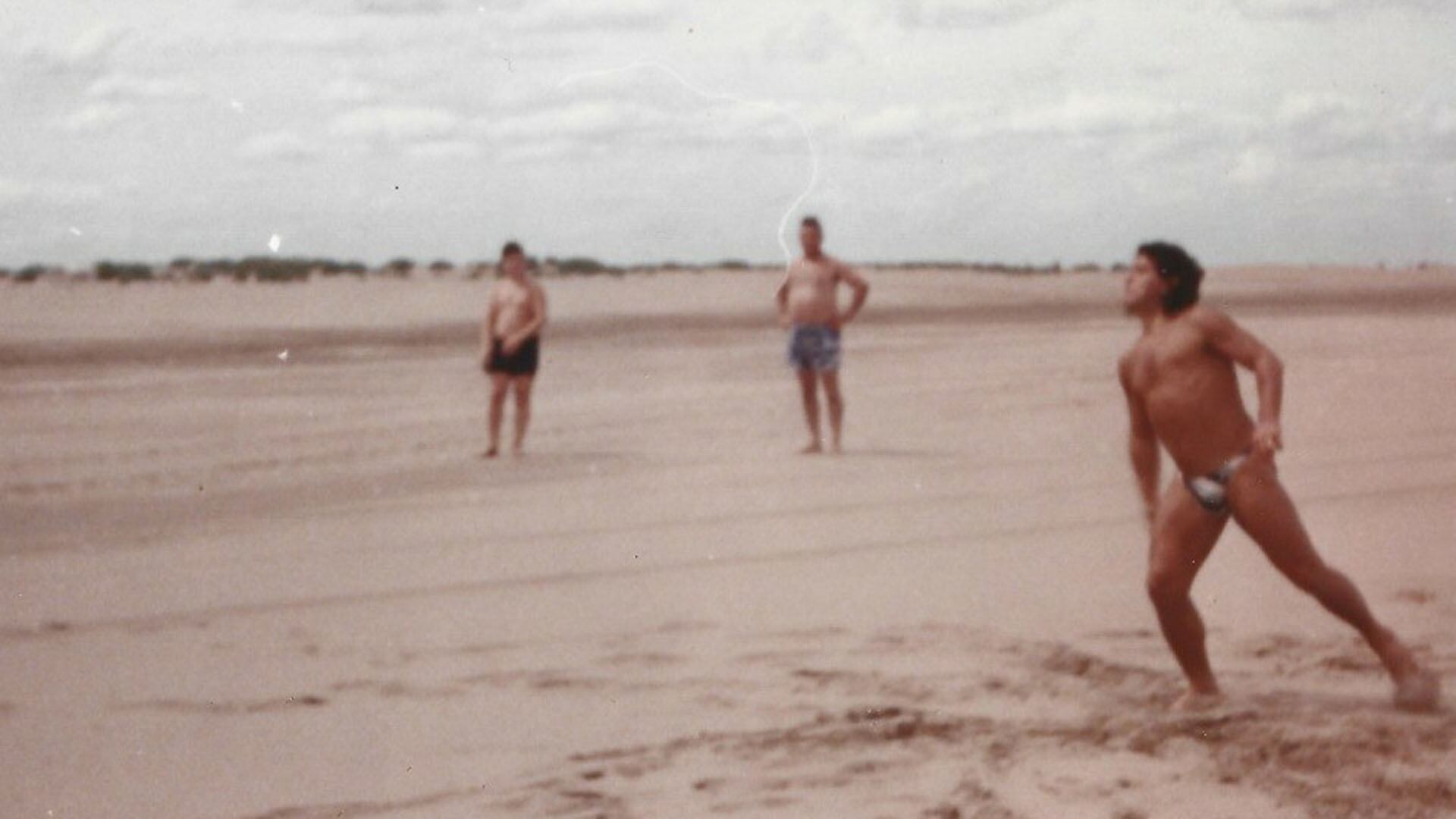 Diego en pleno partido de tejo en Marisol: lo habían suspendido pero conservaba su físico de deportista extraordinario