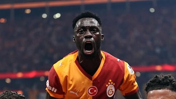 Davinson Sánchez recibió elogios en Turquía tras participar en los dos goles del triunfo del Galatasaray sobre Fenerbahce