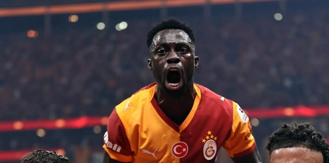 Davinson Sánchez recibió elogios en Turquía tras participar en los dos goles del triunfo del Galatasaray sobre Fenerbahce