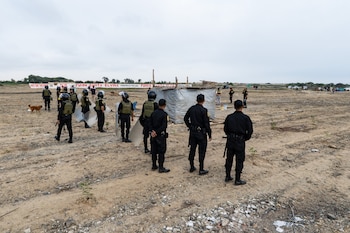 Retiro de ocupantes, estructuras precarias, objetos y animales domésticos. Gob