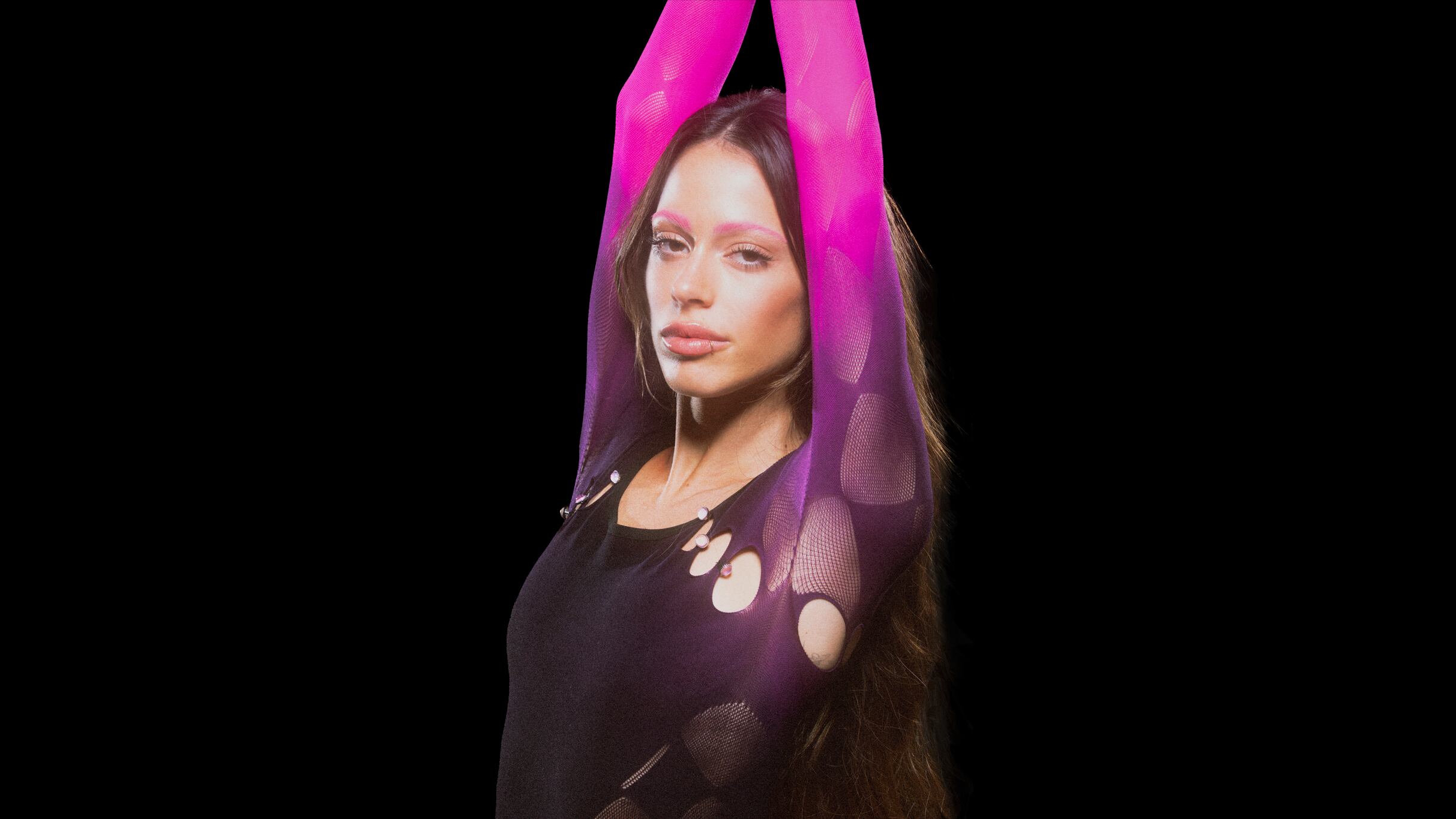 Tini rompió con los cánones tradicionales al lucir cejas decoloradas en destacados eventos de la música y la moda (Boca Pr)