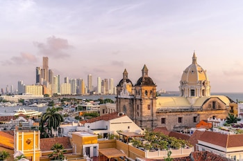 El paquete en Cartagena incluía también una experiencia gastronómica en el Café-Restaurante San Pedro, promocionada como una propuesta de cocina internacional de fusión.