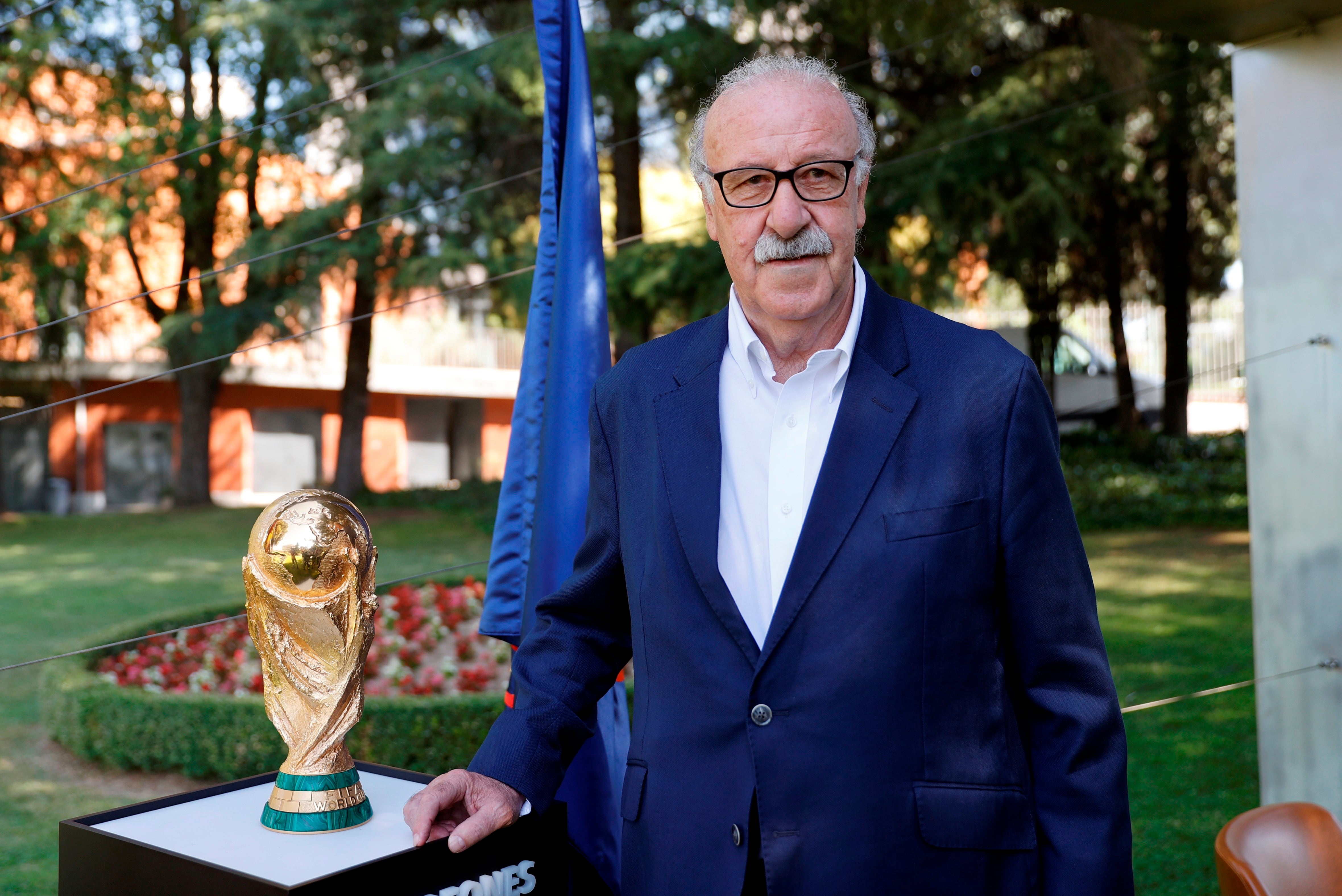 Vicente del Bosque posa junto con la Copa del Mundo. (EFE/Mariscal)