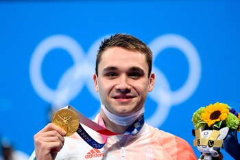 Kristof Milak de Hungría muestra