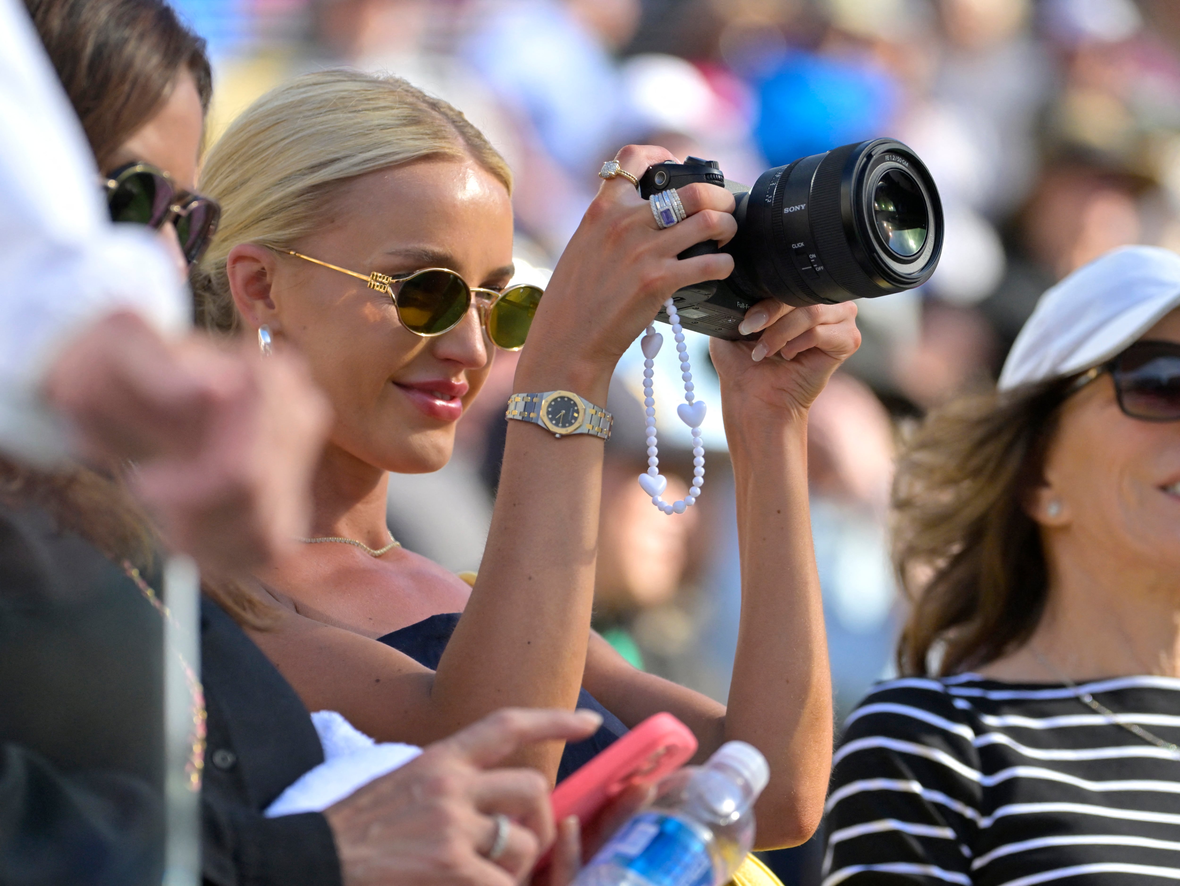 Morgan toma fotos para luego subir a sus redes (Jayne Kamin-Oncea-Imagn Images)