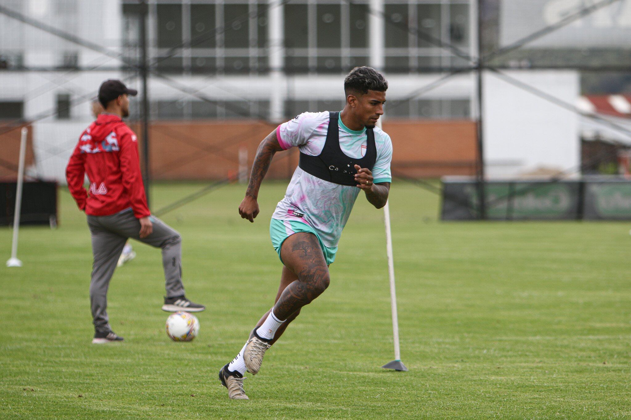 Harold Santiago Mosquera podría ser titular contra Millonarios - crédito Independiente Santa Fe