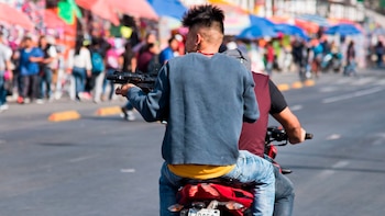 Tras un forcejeo, él continúa