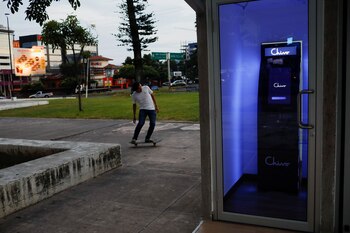 Un patinador pasa cerca de