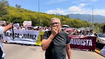 Noé Jara, hermano del gobernador de Oaxaca, levanta la blusa de una mujer en “festejo” por gira de Sheinbaum. (Redes sociales)