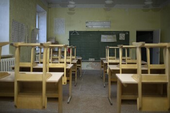 Un aula con los bancos