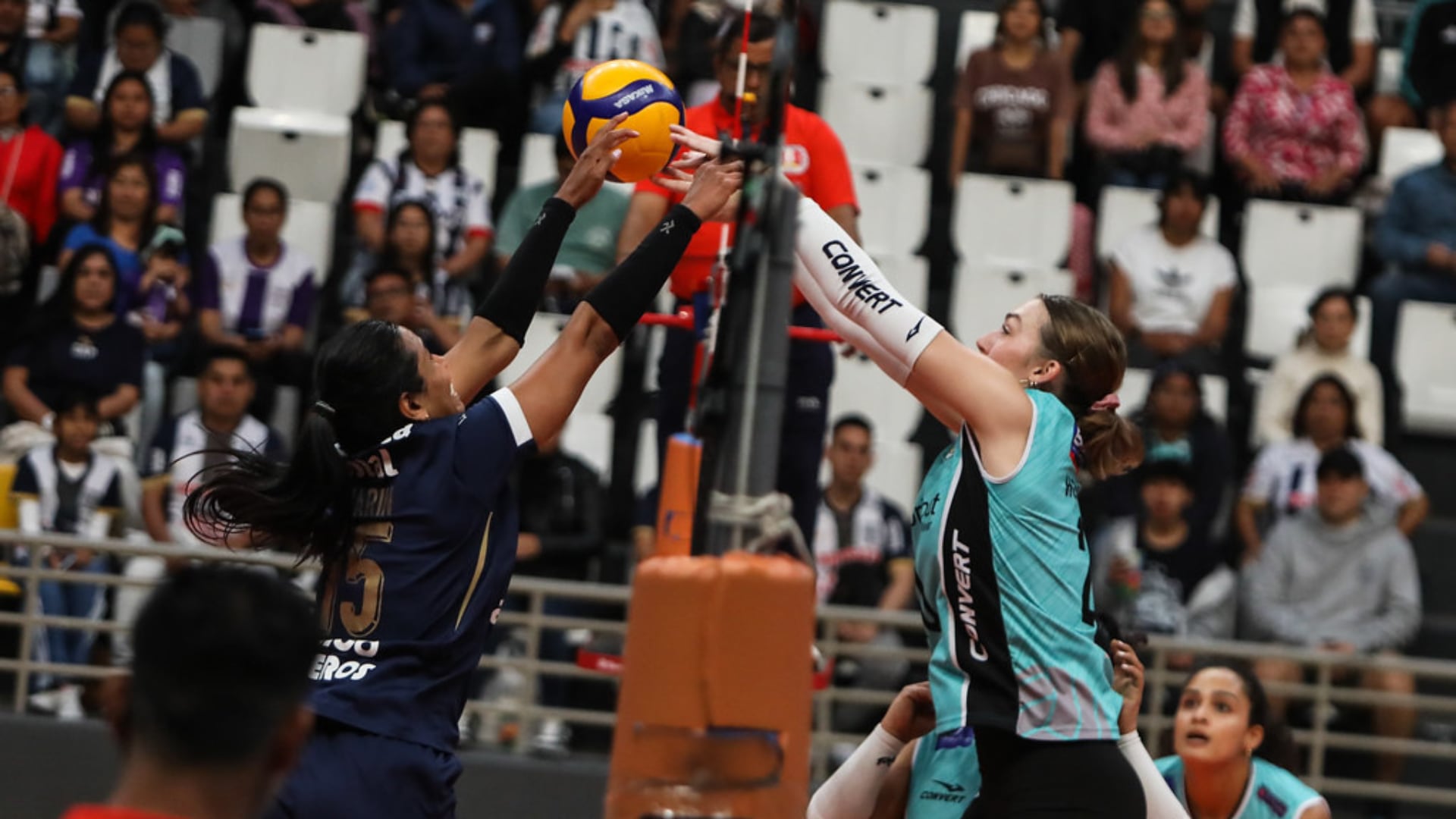 A Liga Peruana de Voleibol continua no Coliseu Miguel Grau, em Callao. Crédito: FPV