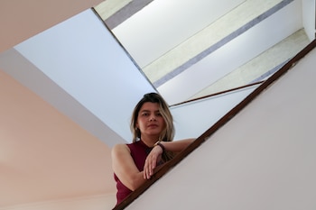 ACOMPAÑA CRÓNICA: GUATEMALA CINE AME1109. CIUDAD DE GUATEMALA (GUATEMALA), 08/04/2026.- La cineasta y socia fundadora de la Academia de Cine de Guatemala, Pamela Guinea, posa durante una entrevista con EFE el 19 de marzo de 2026, en el Centro Cultural de España, en Ciudad de Guatemala (Guatemala). El cine guatemalteco pretende dar un salto de calidad con una nueva ley que potencia las artes visuales y que está cerca de convertirse en realidad en el Congreso, aunque su financiamiento, que sería procedente del turismo, ha generado resquemor por parte de diversos sectores como la industria aérea. EFE/ Mariano Macz