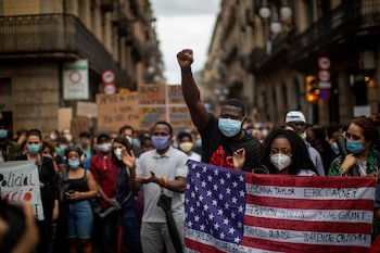 Cientos de personas participan en una marcha en Barcelona, España, el domingo 7 de junio de 2020, en rechazo a la muerte de George Floyd, un afroestadounidense que falleció a manos de un policía de raza blanca en Minneapolis el 25 de mayo. (AP Foto/Emilio Morenatti)