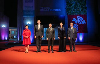 La Canciller ecuatoriana, Gabriela Sommerfeld; el rey de España, Felipe VI; el presidente de Ecuador, Daniel Noboa y su esposa Lavinia Valbonesi. (X/ Cumbre Iberoamericana)