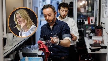 Un camarero limpia una copa