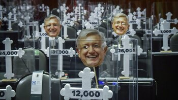 Los diputados panistas instalaron cruces