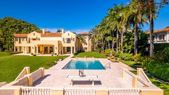 La piscina está ubicada en