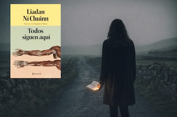 Mujer de espaldas en camino rural con libro abierto iluminado. Sobreimpresión de la portada "Todos siguen aquí" de Liadan Ní Chuinn con ilustración de brazos anatómicos.