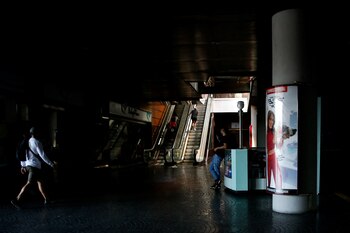 La gente camina durante un