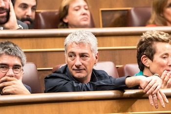 15/11/2023 El diputado de EH Bildu, Oskar Matute (c), durante la primera sesión del debate de investidura de Pedro Sánchez como presidente de Gobierno, en el Congreso de los Diputados, a 15 de noviembre de 2023, en Madrid (España). El Salón de Plenos del Congreso acoge hoy y mañana, 16 de noviembre, el debate de investidura del presidente del Gobierno en funciones, Pedro Sánchez. El secretario general del PSOE tiene el apoyo de 179 diputados de los 350 del Congreso. Está previsto que votarán a favor de que el líder socialista sea presidente del Gobierno tras exponer su programa PSOE, Sumar, ERC, Junts, EH Bildu, PNV, BNG y Coalición Canaria frente a los 171 en contra de PP, Vox y UPN. El acto se celebra en un momento de tensión por las concentraciones en la sede del PSOE en Ferraz y protestas en contra de la ley de amnistía registrada por los socialistas que beneficia a los implicados del 'procés'.
POLITICA
Diego Radamés - Europa Press