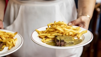 Receta e historia de la salsa Café París, la combinación secreta de mantequilla y especias que nació en Suiza para acompañar un entrecot