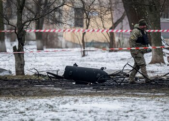 Un artificiero trabaja junto a