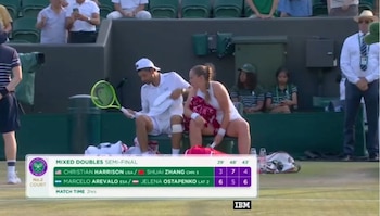 Marcelo Arévalo e Jelena Ostapenko dominaram o primeiro set, perderam o segundo e recuperaram o controle no terceiro para selar a partida de Wimbledon. (Cortesia: Federação Salvadorenha de Tênis)