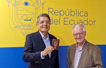 El escritor Sergio Ramírez recibió el pasaporte ecuatoriano de manos del embajador de ese país en España.