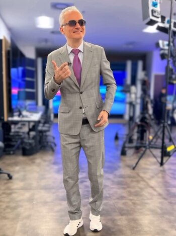 El conductor de espectáculos enfrenta