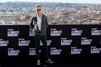 En contextos informales, combina chaquetas de ante, jeans oscuros y zapatillas simples sin perder coherencia estilística (REUTERS/Guglielmo Mangiapane)