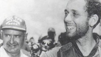 La historia de otro piloto rescatado por Estados Unidos: Roger Locher, el hombre que logró ocultarse 23 días en Vietnam comiendo bayas y bebiendo agua de lluvia