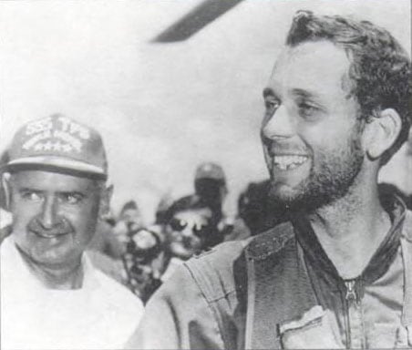 Roger Locher, tras su rescate. (US Air Force)