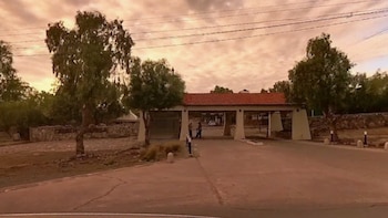 Desnuda y tapada con una