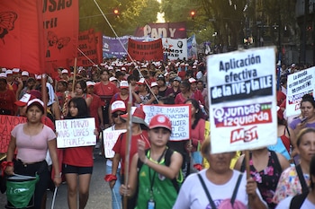 Más manifestantes marchando hacia el