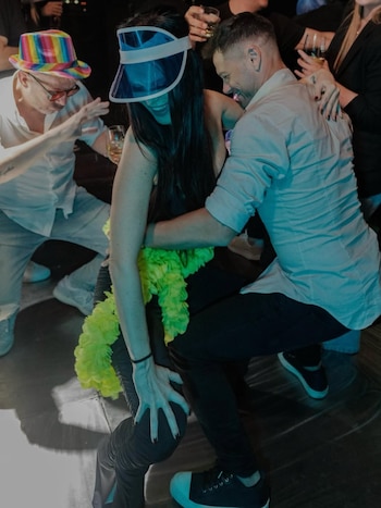 La pareja disfruta de una