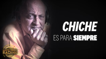 Retrato de Chiche Gelblung con auriculares junto al texto Chiche es para siempre y el logotipo de Martín Fierro Radio sobre fondo negro